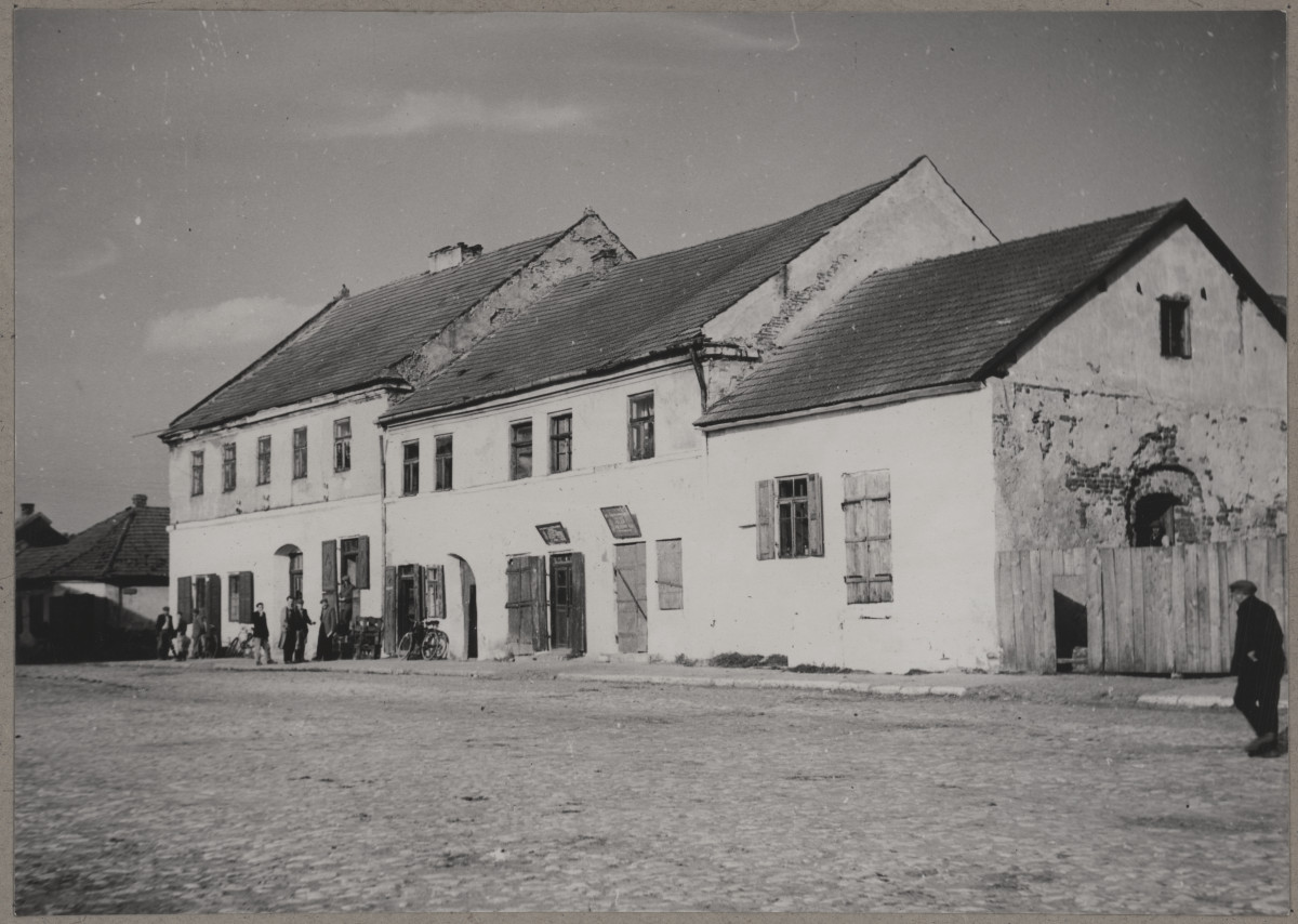 Miasto - wschodnia pierzeja rynku - widok trzech budynków

, skan 1