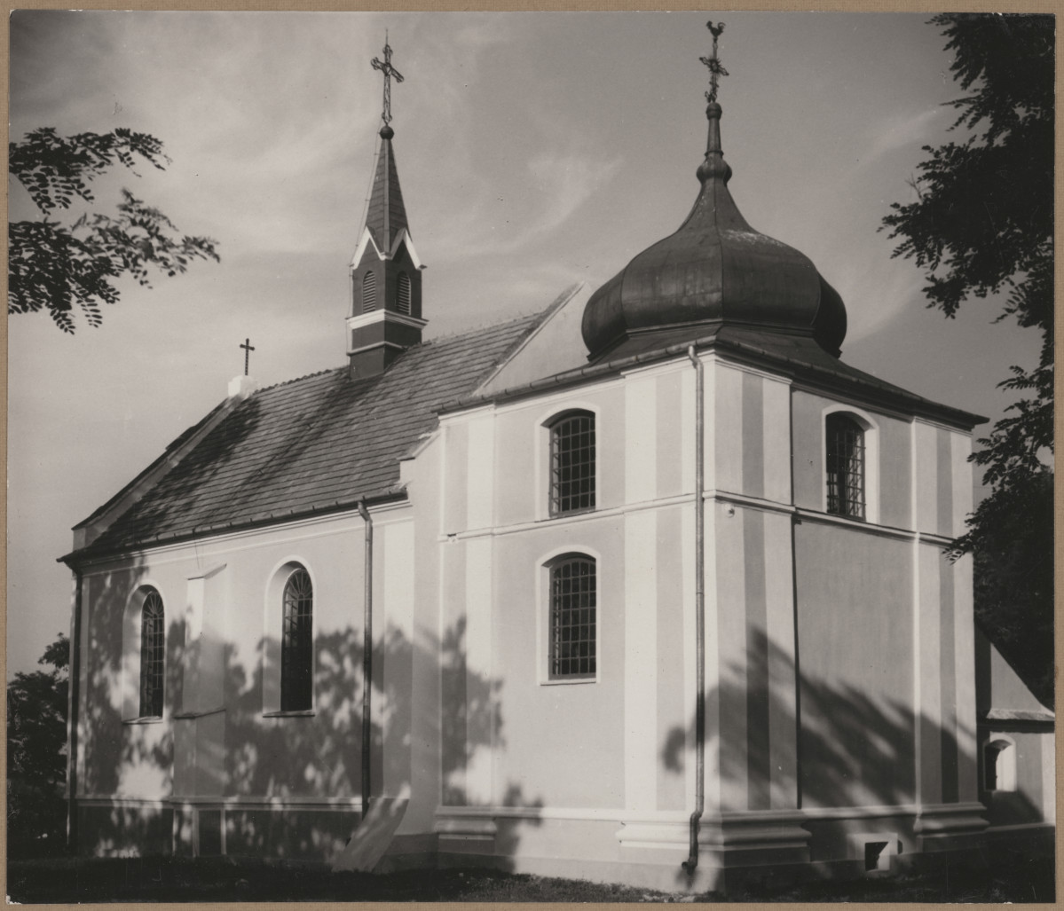 Kościół filialny p.w. Matki Boskiej Różańcowej - widok ogólny, skan 1