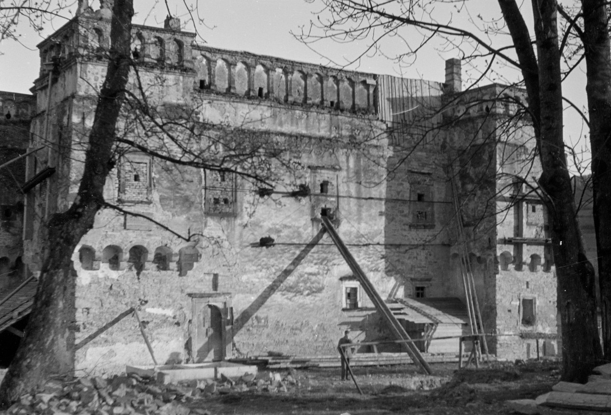 dwór obronny Gładyszów - od strony zachodniej, skan 1