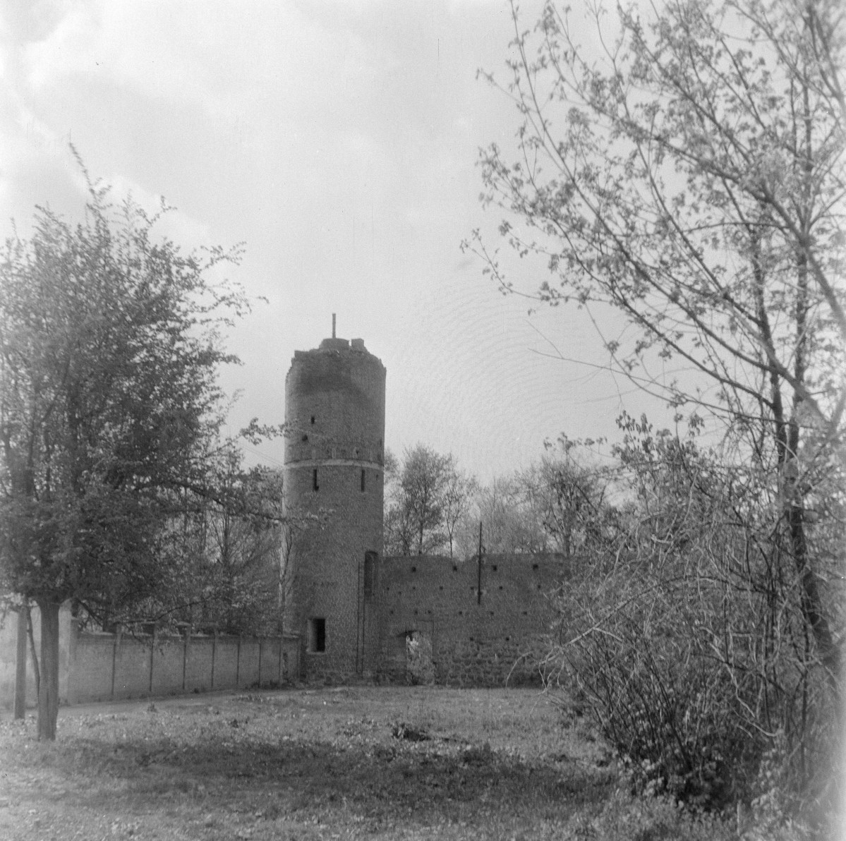 mury miejskie - Baszta Lodowa - ruina, skan 1