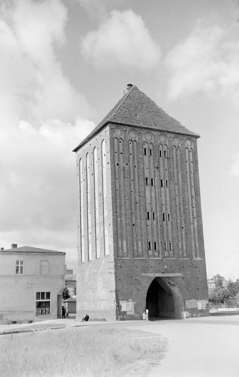 Brama Miejska - widok ogólny, widoczny przejazd ostrołukowy oraz blendy, skan 1