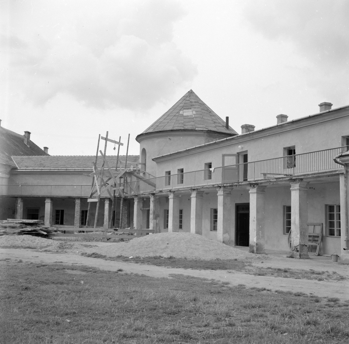 zamek Kmitów - elewacja, dziedziniec, skan 1