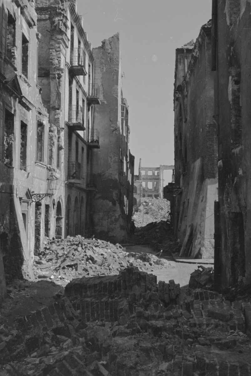 Ruiny zabudowy Starego Miasta z widokiem na rynek. , skan 1