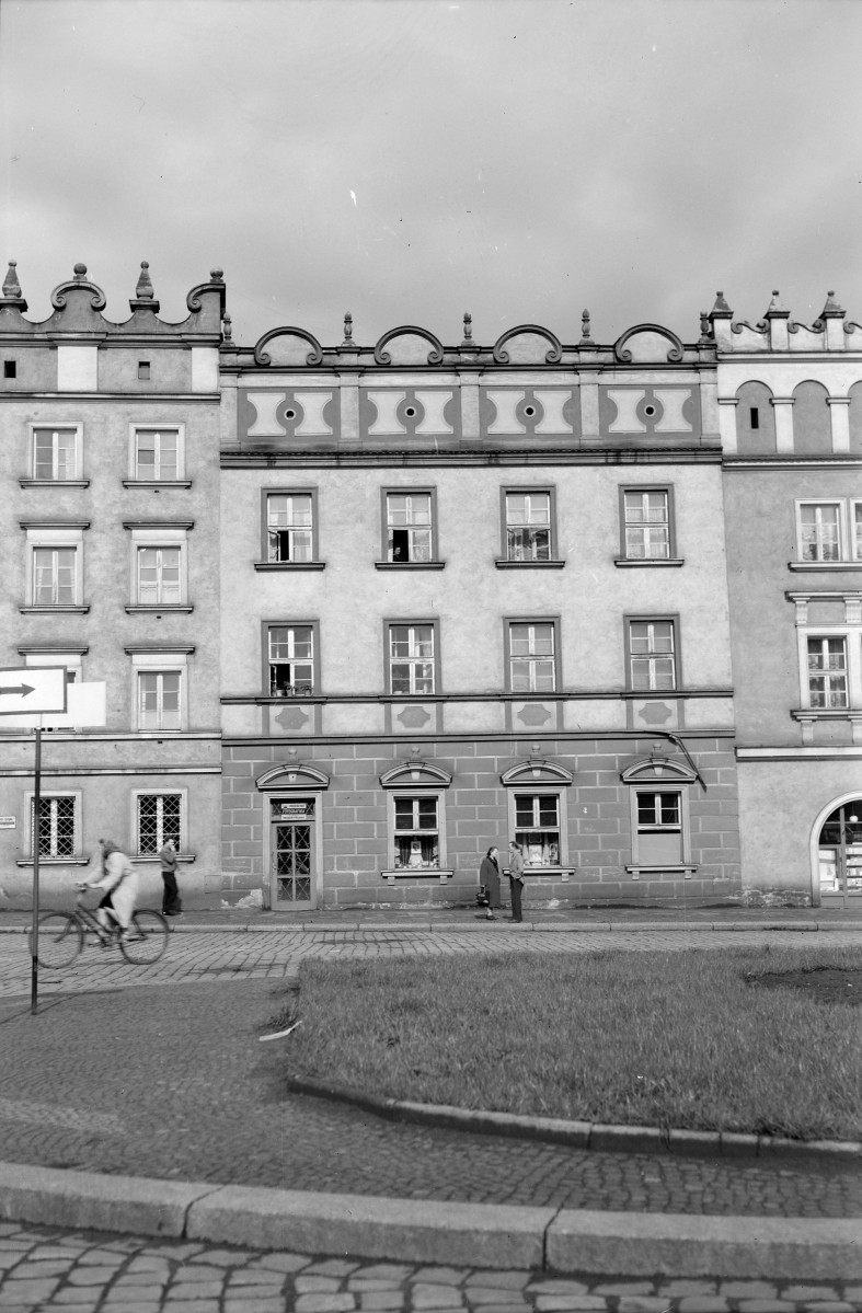 rynek miejski - pierzeja zachonia - kamienica - elewacja frontowa, skan 1