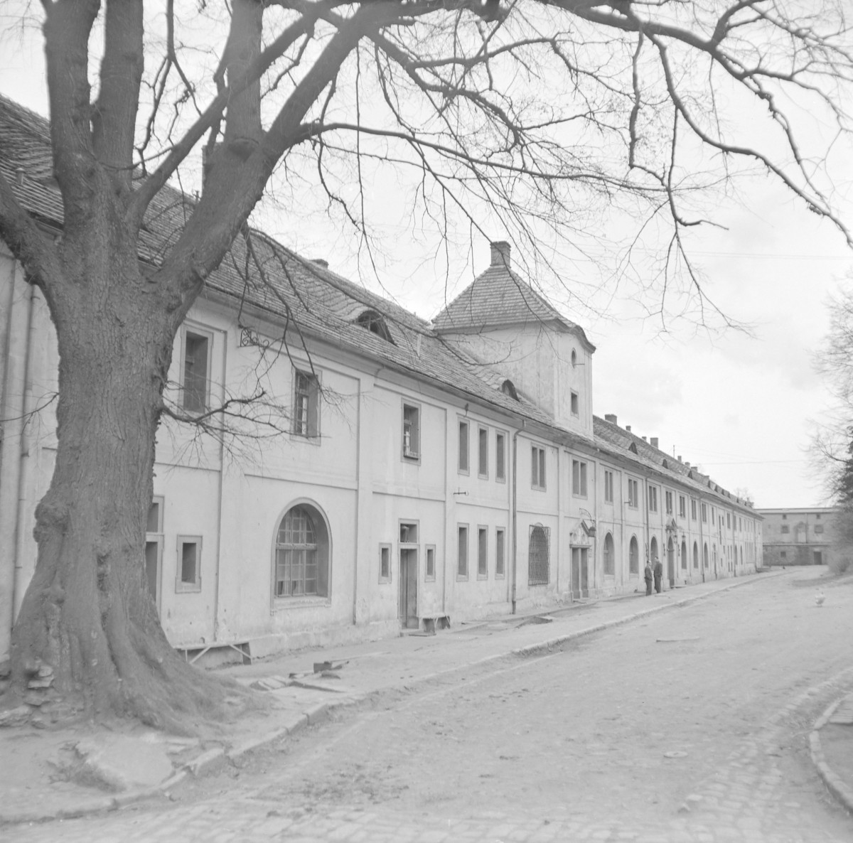 Opactwo Cystersów - elewacja budynków od strony ulicy, skan 1