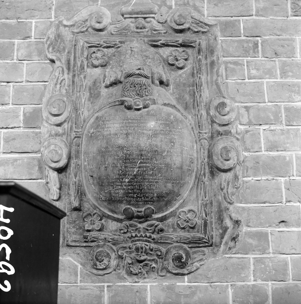 kościół dominikański pw. św. Jakuba - wnętrze: epitafium w nawie bocznej, skan 1