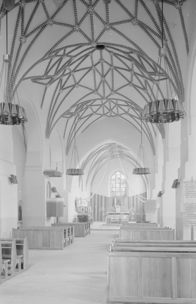 kościół św. Jana Chrzciciela - wnętrze: nawa główna i ołtarz główny, skan 1