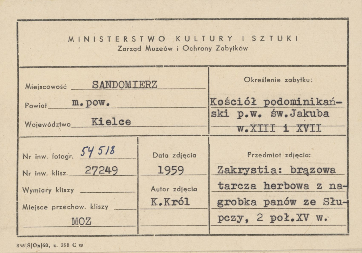  Zespół klasztorny Dominikanów - kościół, brązowa tarcza herbowa z nagrobka panów ze Słupczy - metryczka, skan 1