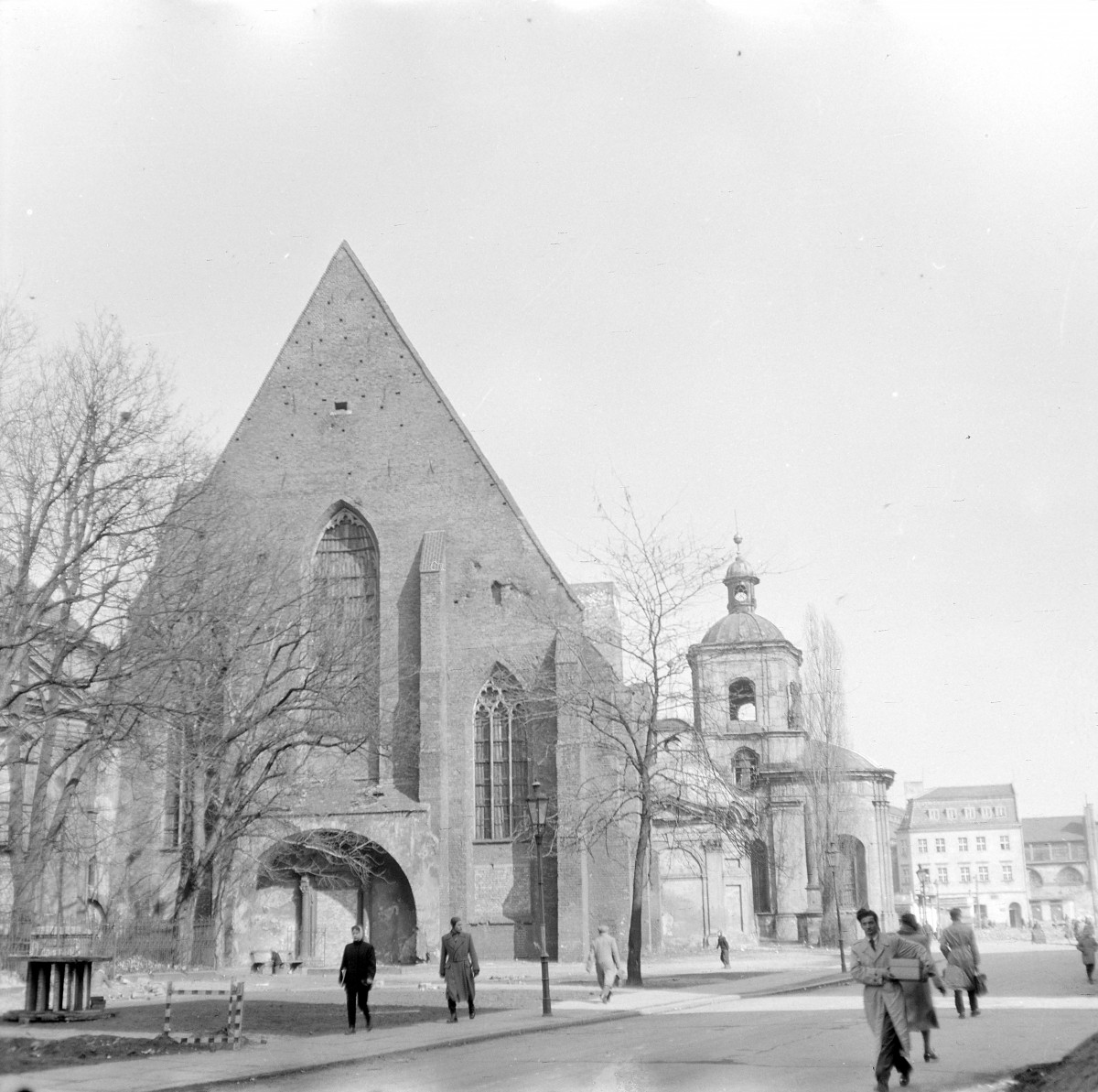Katedra greckokatolicka św. Wincentego i św. Jakuba. Front z portalem. Po prawej stronie widoczna kaplica Hochberga., skan 1