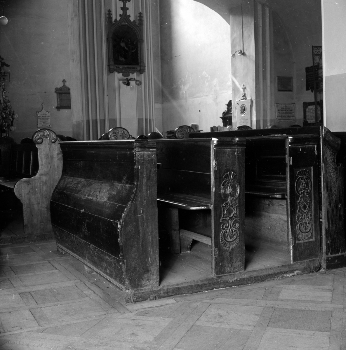 katedra św. Mikołaja Biskupa - wnętrze, ławki, skan 1