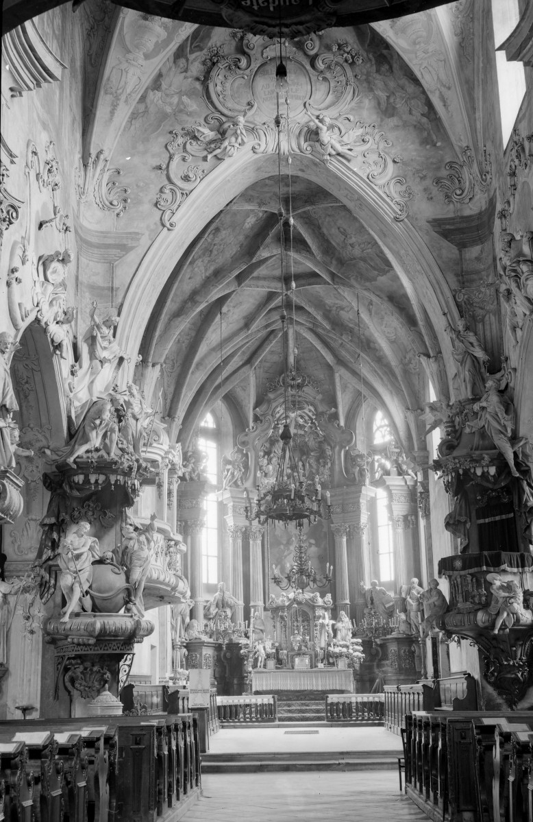 kościół parafialny pw. św. Bartłomieja - wnętrze: widok na ołtarz główny, skan 1