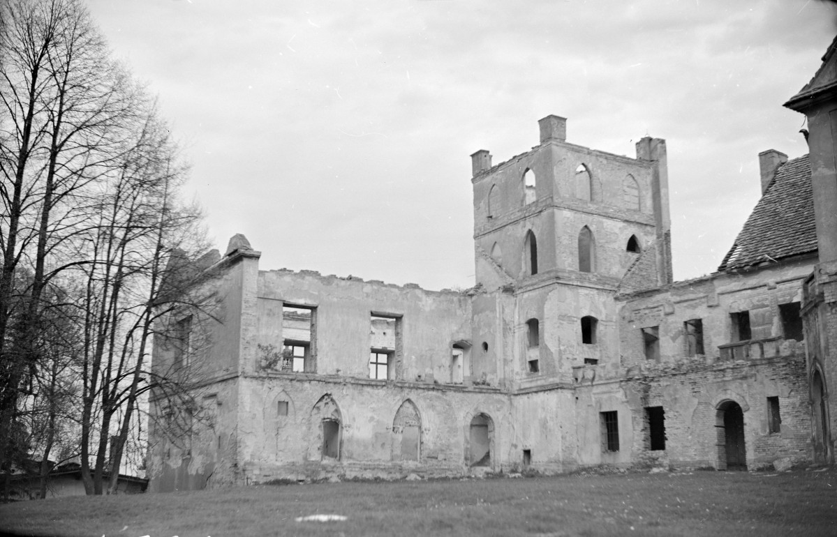 zamek - widok od strony południowo-zachodniej, skan 1
