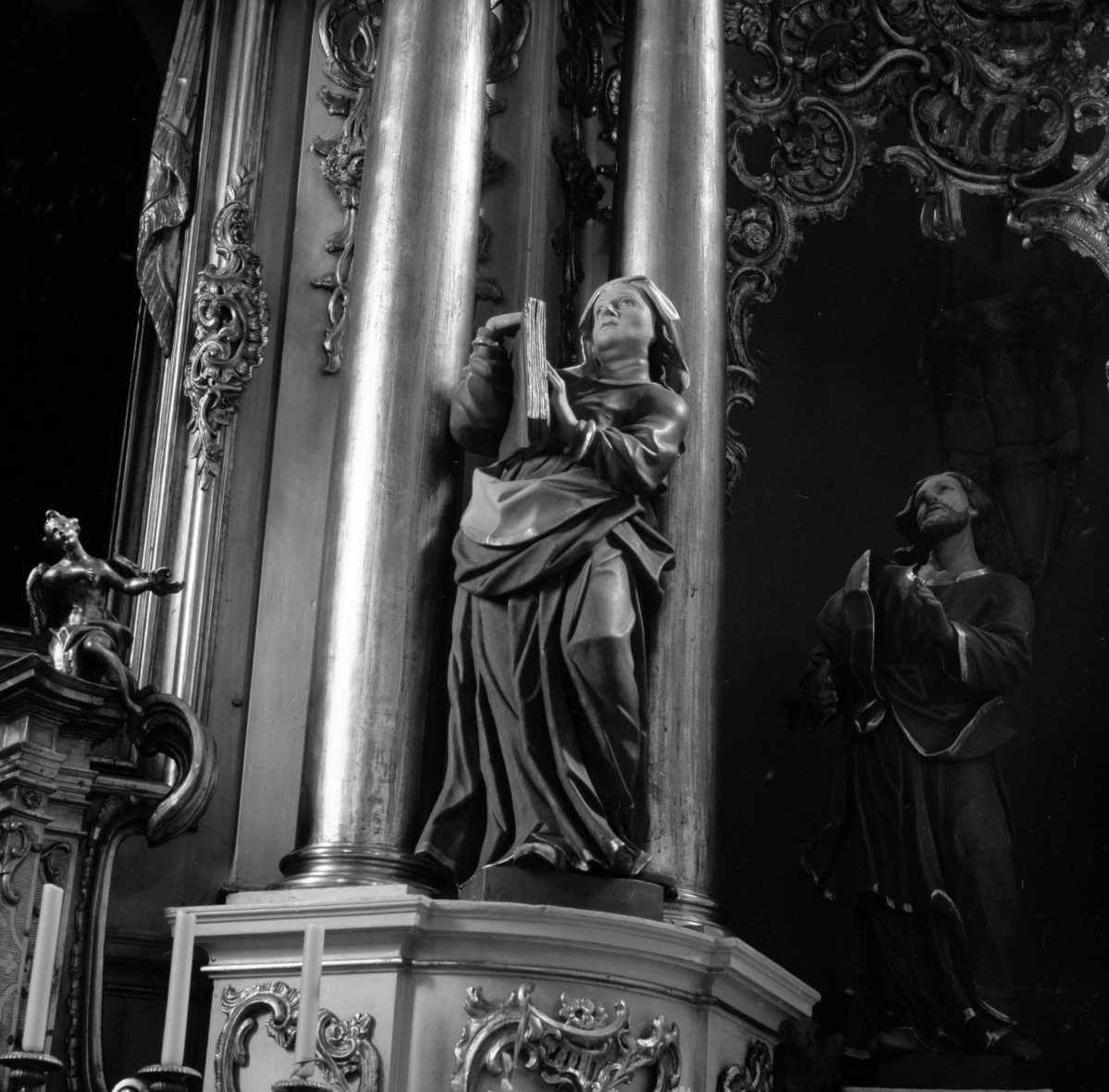 klasztor ss. Mniszek Benedyktynek - kościół pw. Najświętszej Maryi Panny i św. Wojciecha - wnętrze - prezbiterium - ołtarz główny - rzeźba św. Anny z XVIII wieku, skan 1
