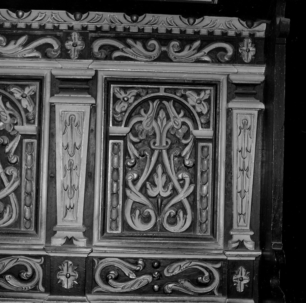 kościół farny św. Trójcy - stalle: fragment zaplecki, skan 1