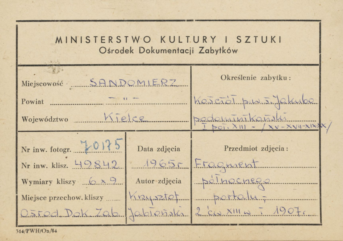  Zespół klasztorny Dominikanów - kościół, portal główny - fragment środkowego filaru - metryczka, skan 1