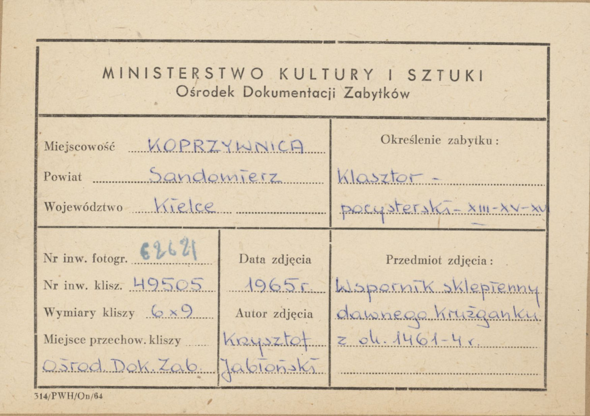 Zespół klasztorny - elewacja zach. klasztoru, widok na wspornik sklepienia - metryczka, skan 1
