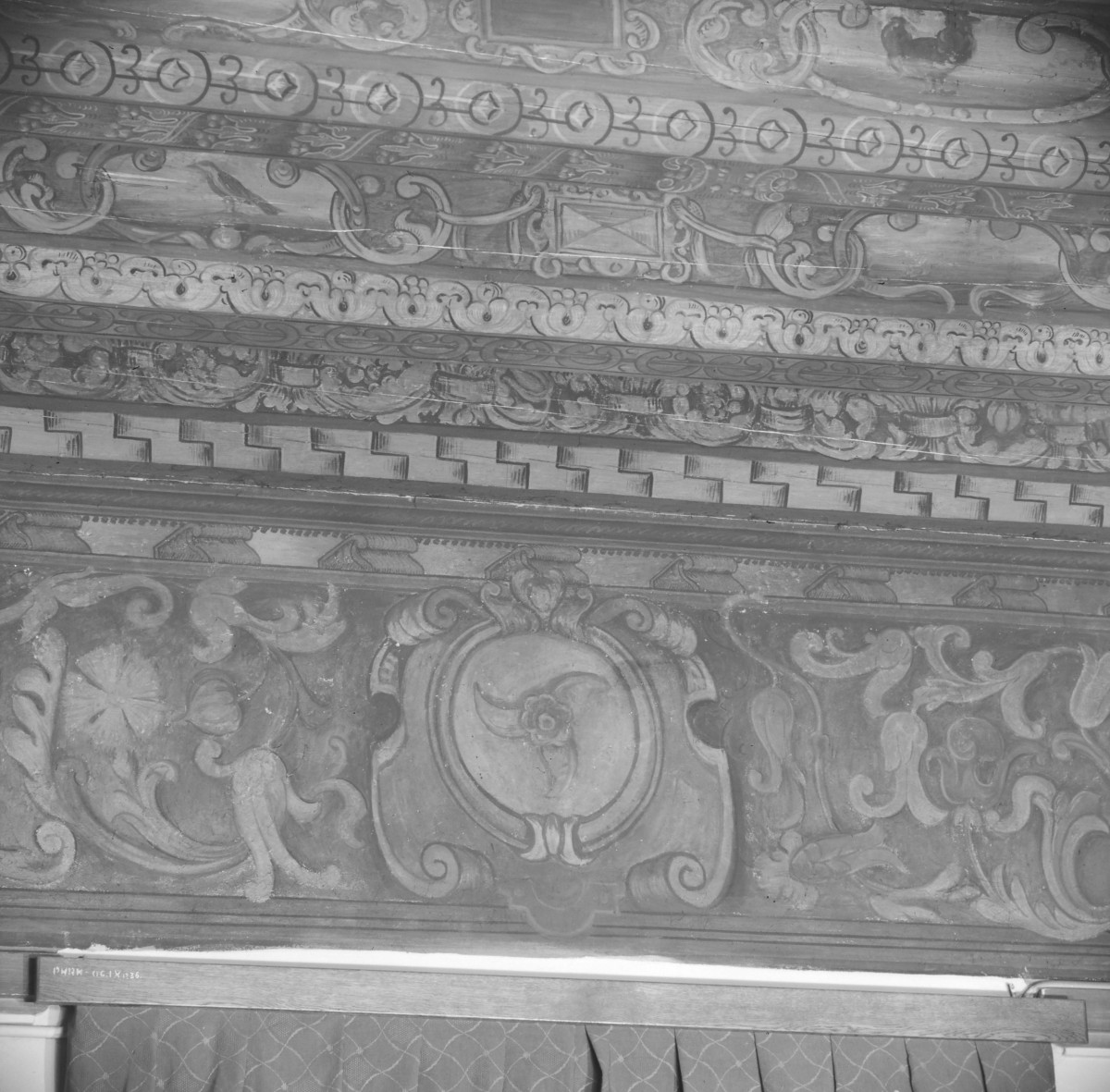 pałac Biskupów Krakowskich - Drugi Pokój Prałatów /I p./ - fragment fryzu - herb Rola, skan 1