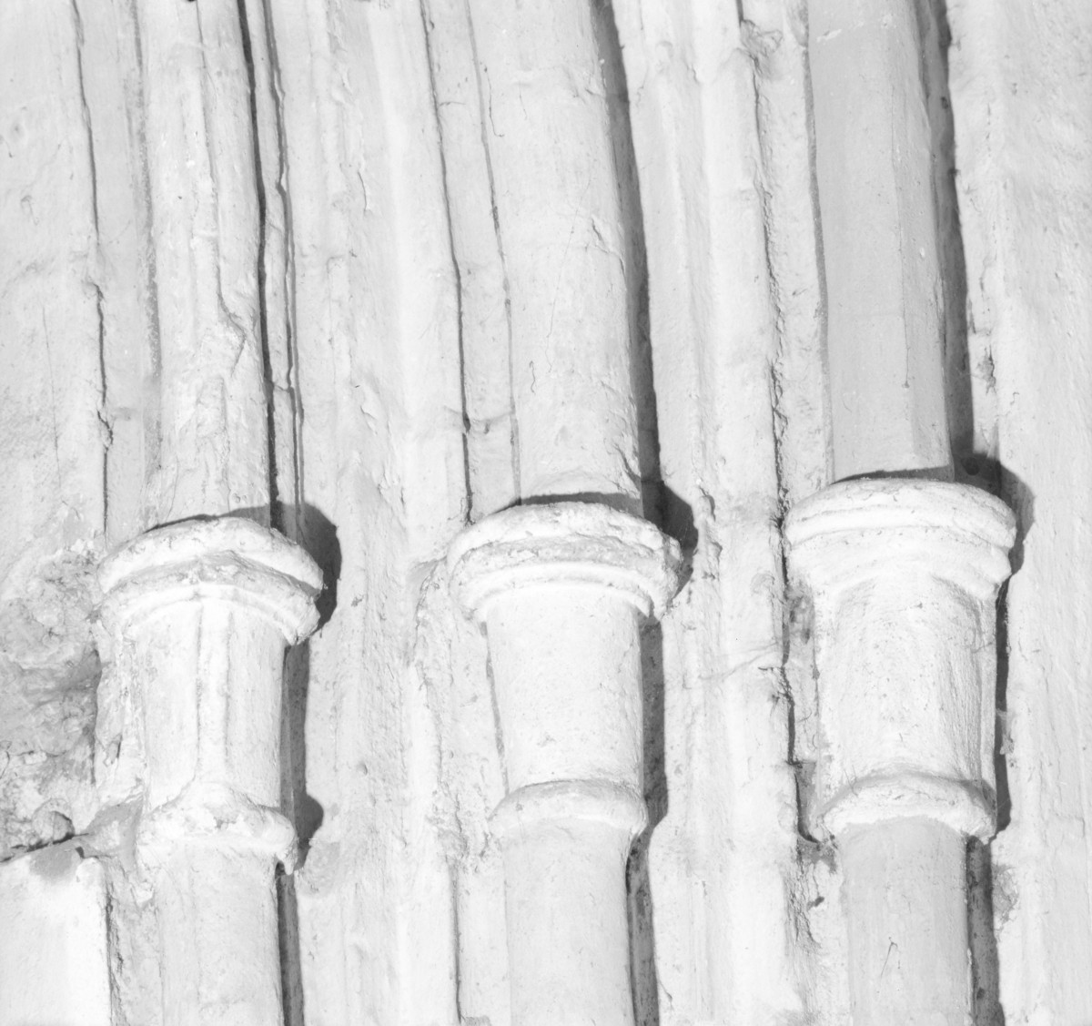 Kościół Wniebowzięcia Najświętszej Maryi Panny - wnętrze. Portal w kruchcie. Detale archiwolty., skan 1