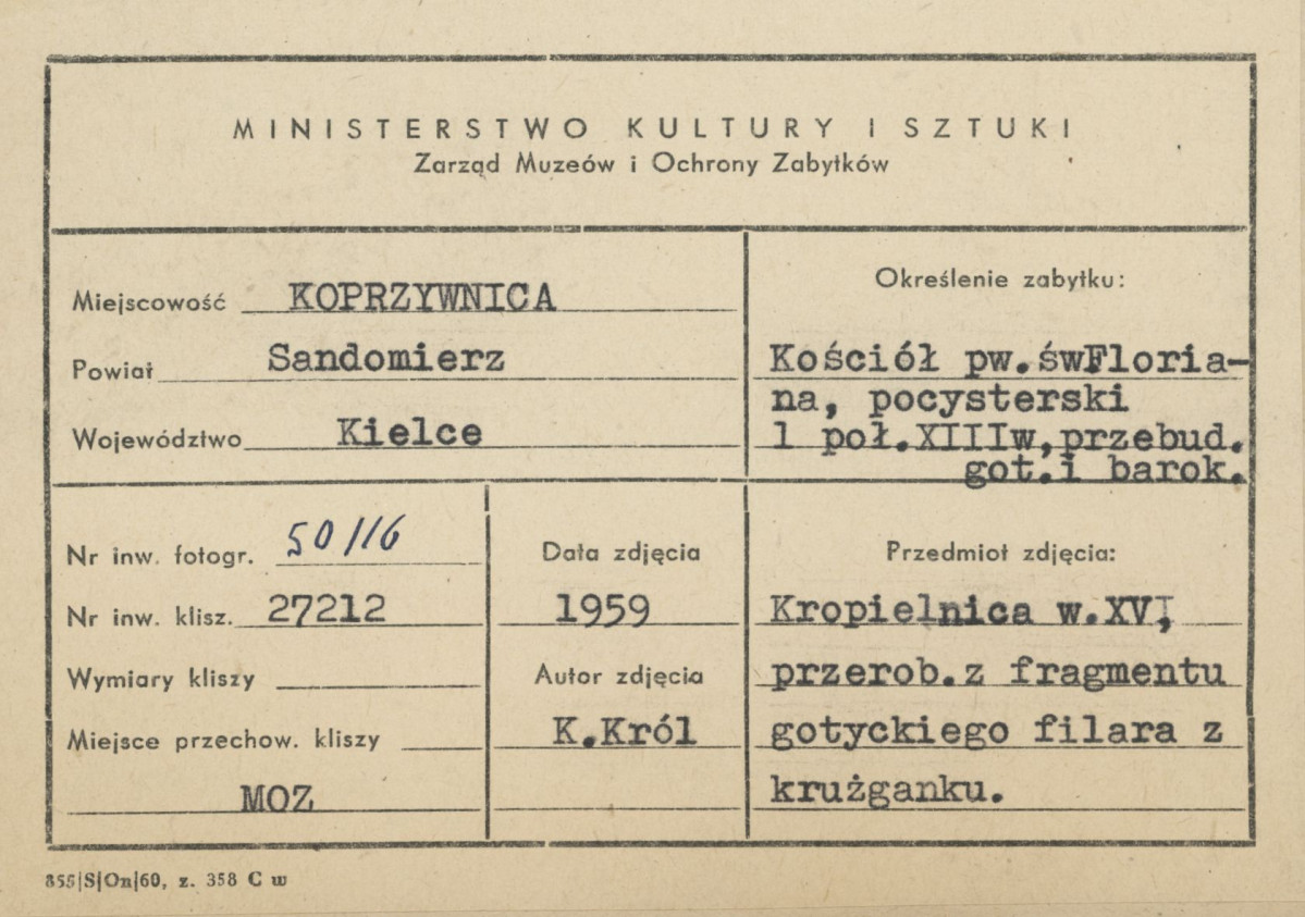 Zespół klasztorny - kościół, wnętrze , kropielnica przerobiona z fragmentu gotyckiego filara z krużganka  - metryczka, skan 1