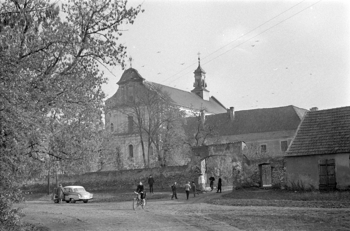 klasztor, kościół, ob. parafialny pw. Imienia Jezus - widok ogólny, skan 1