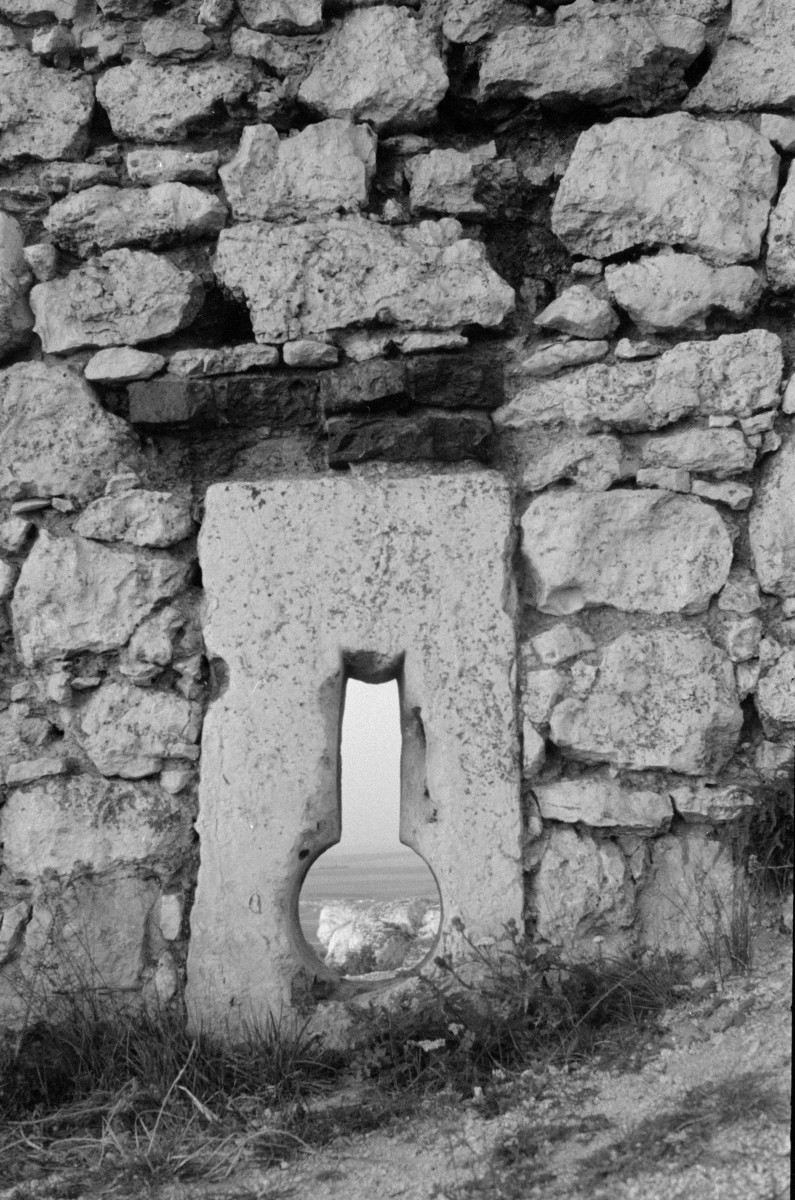 zamek Sulimczyków - fragment ruin murów - otwór strzelniczy /kluczowy/, skan 1