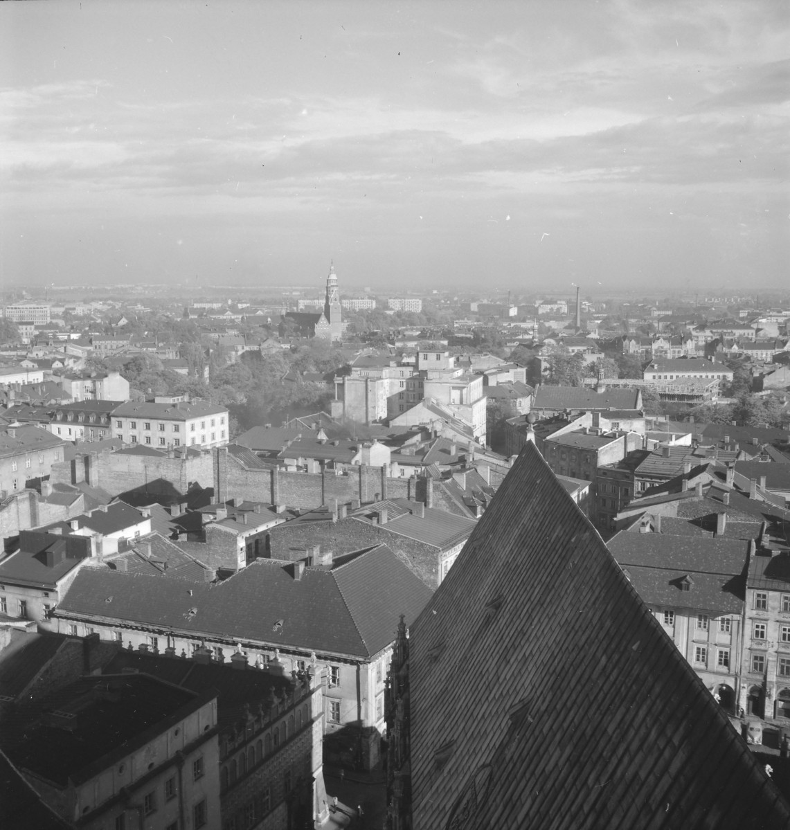 panorama miasta - widok w kierunku wschodnim - fragment z kościołem pw. Najświętszego Serca Pana Jezusa - widok z wieży kościoła WNMP, skan 1