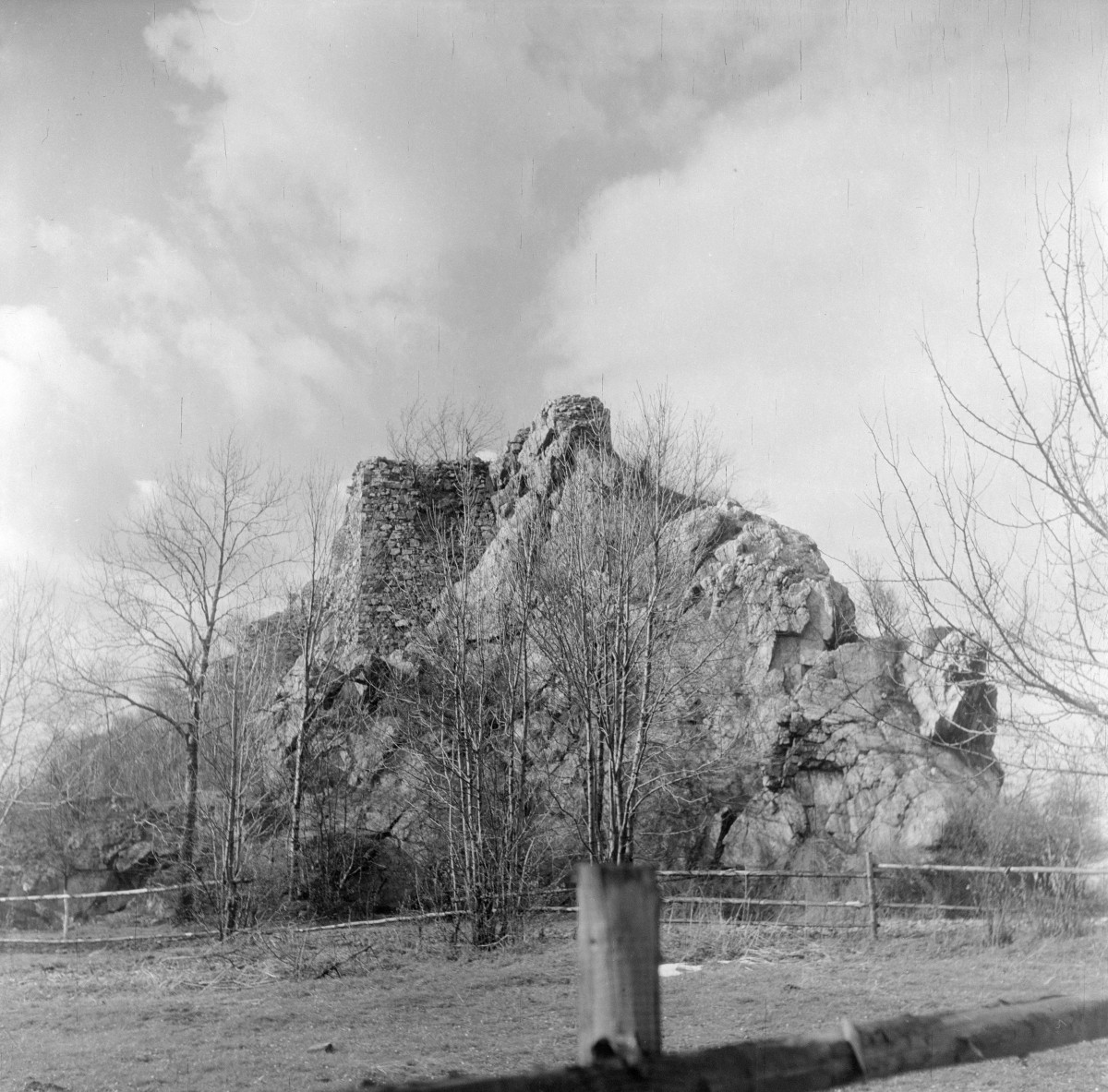 zamek Podskale - ruina - fragment, skan 1