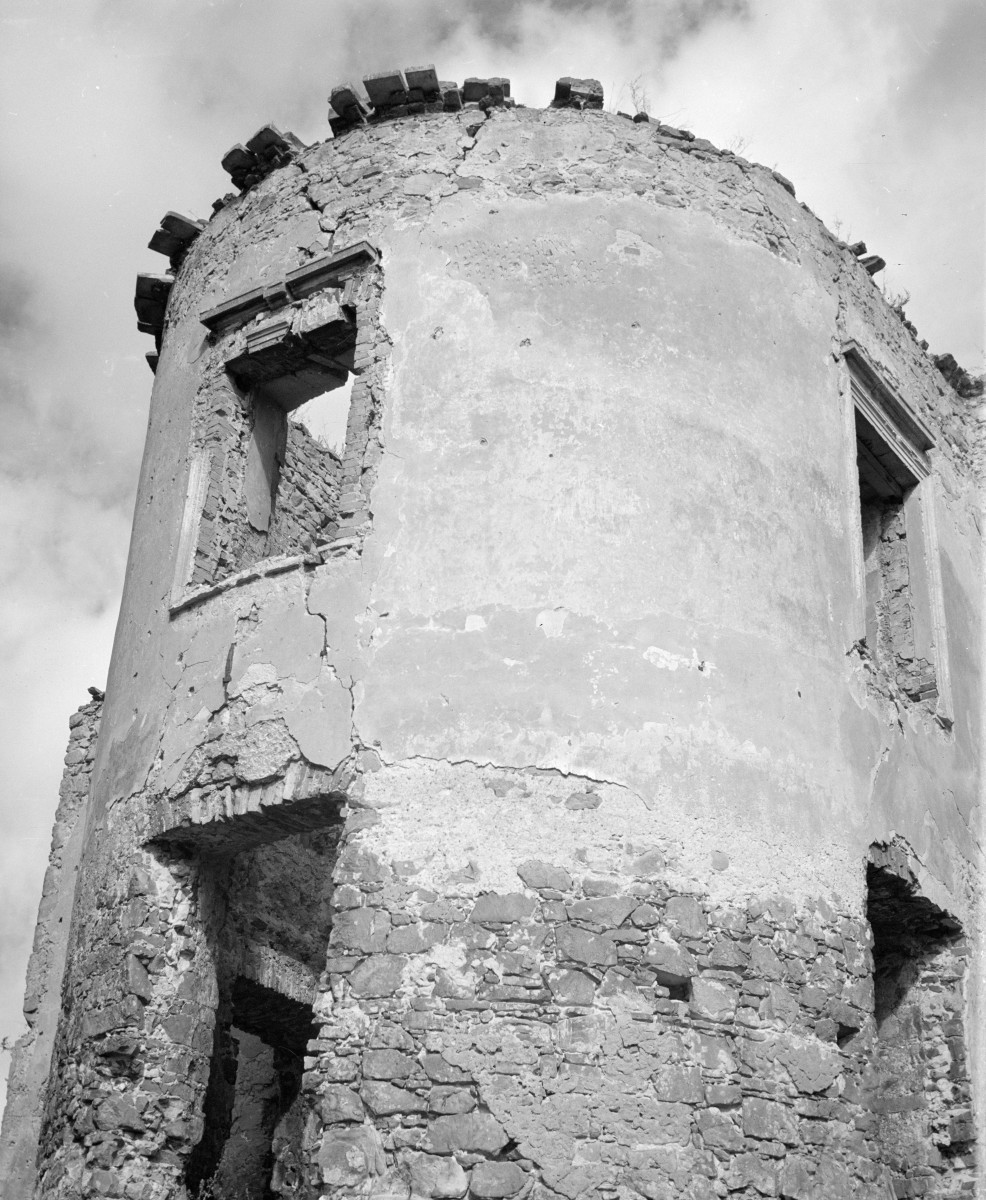 elewacja zachodnia ruiny dworu w Bolminie - zbliżenie na basztę (ryzalit), skan 1