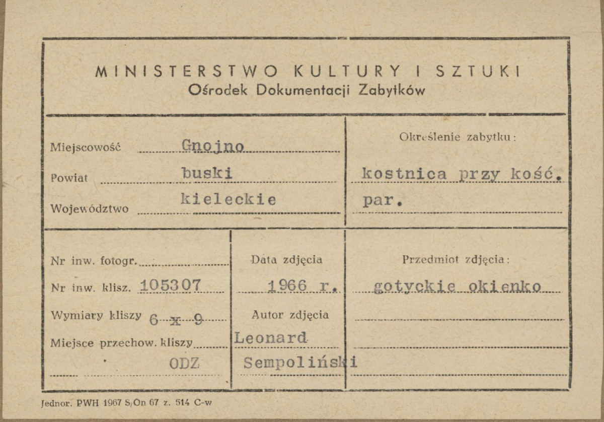 Kościół parafialny - kostnica, widok gotyckiego okna - metryczka, skan 1