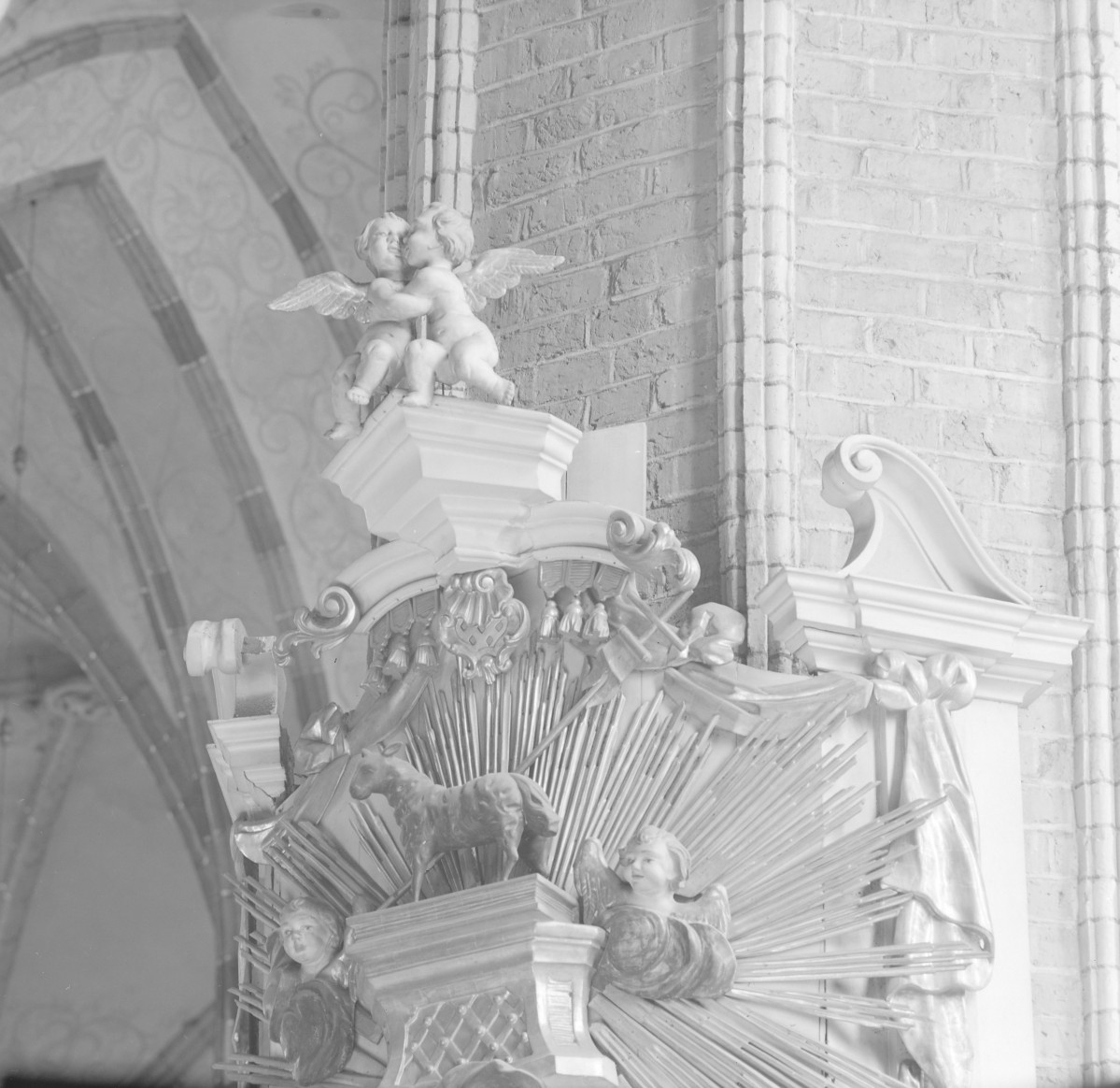 kościół pw. Wniebowzięcia Najświętszej Maryi Panny - wnętrze - nawa główna - ołtarz boczny - zwieńczenie - Baranek Eucharystyczny, skan 1