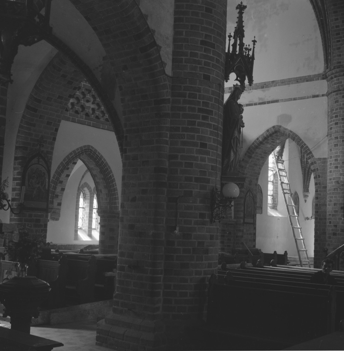 kościół parafialny pw. św. Jakuba Apostoła - wnętrze: fragment nawy południowej i transeptu, skan 1