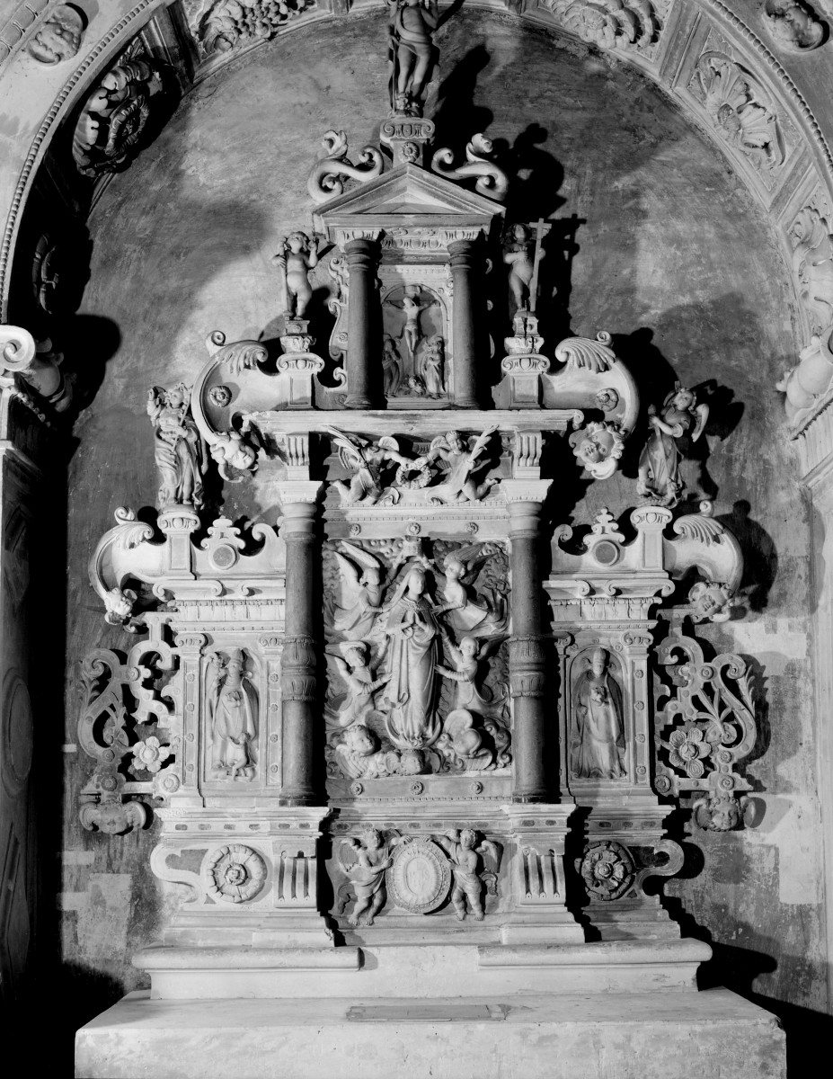 kościół pw. św. Mikołaja - Kaplica Firlejów - wnętrze - ołtarz, skan 1