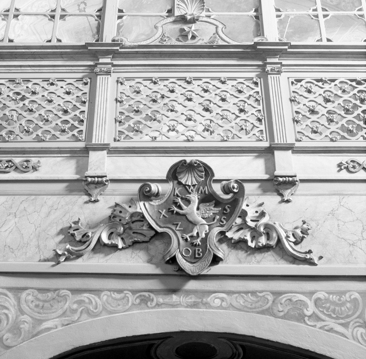 klasztor ss. Mniszek Benedyktynek - kościół pw. Najświętszej Maryi Panny i św. Wojciecha - wnętrze - nawa główna - chór zakonny - kartusz herbowy, skan 1