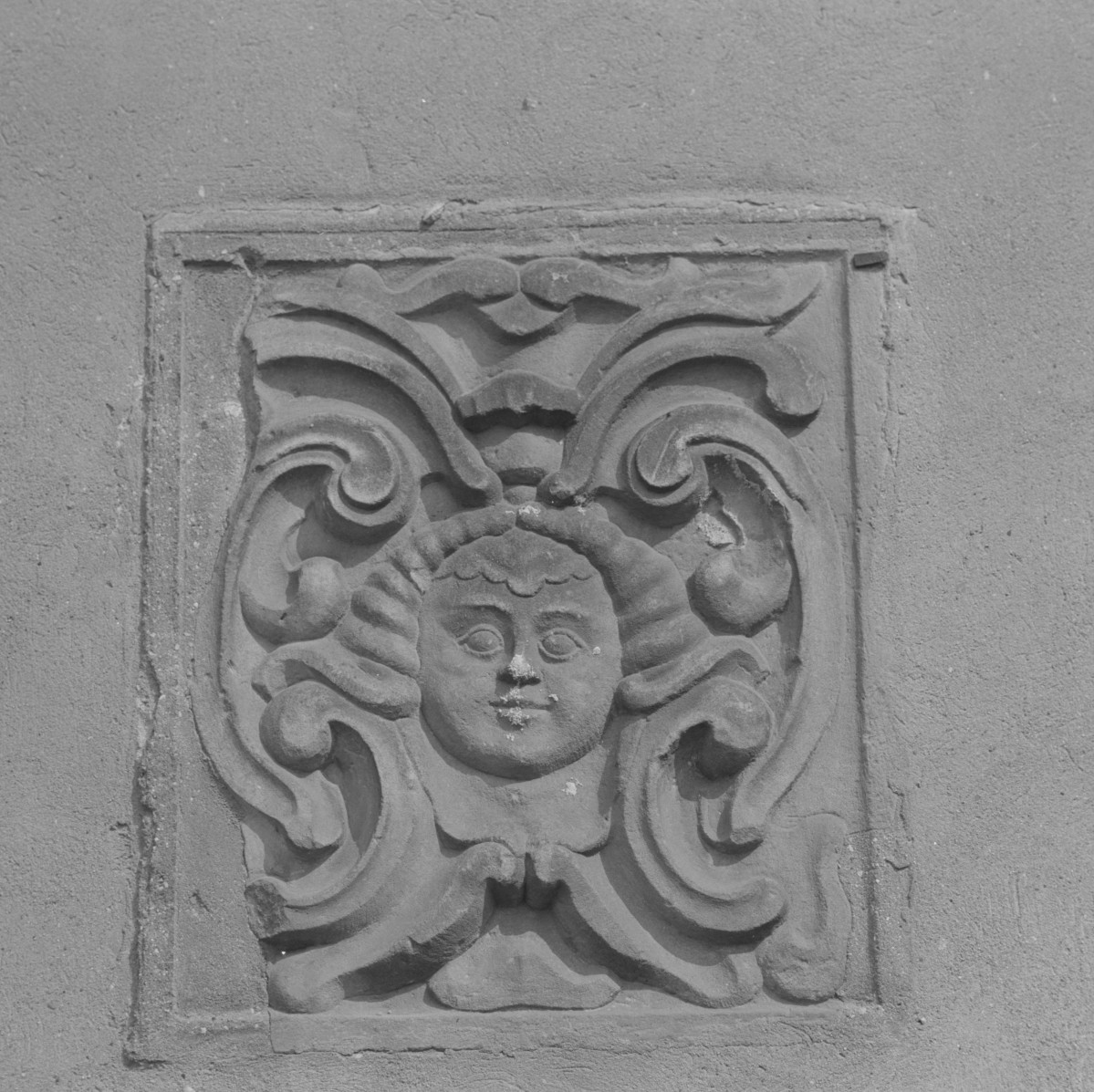 zamek Oppersdorffów - zamek dolny - elewacja /?/ - maska /płaskorzeźba/, skan 1