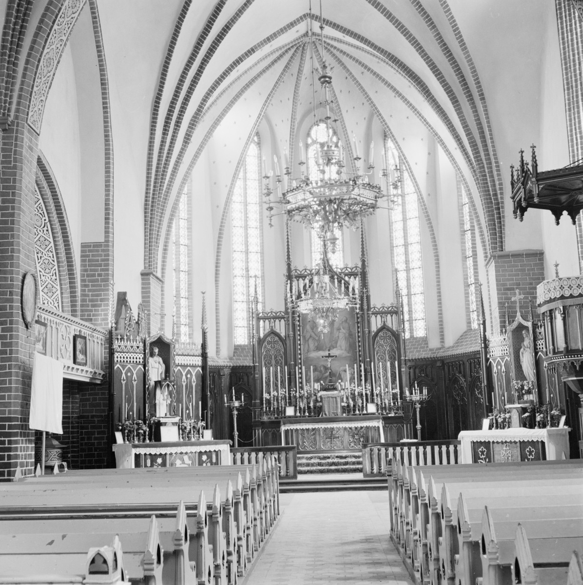 kościół parafialny pw. Przemienienia Pańskiego - wnętrze, nawa główna, ołtarz, skan 1