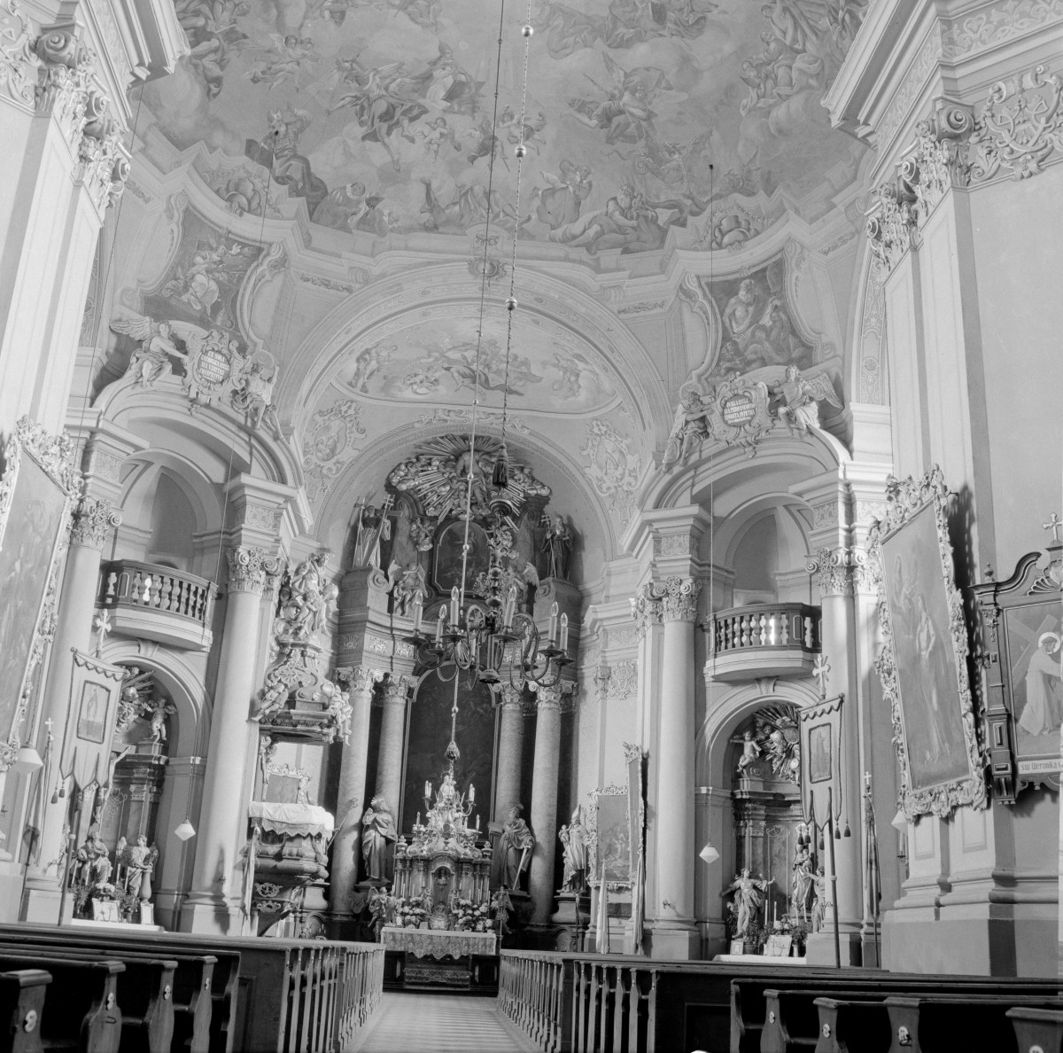 kościół pw. św. Marcina - wnętrze - prezbiterium - ołtarz, skan 1