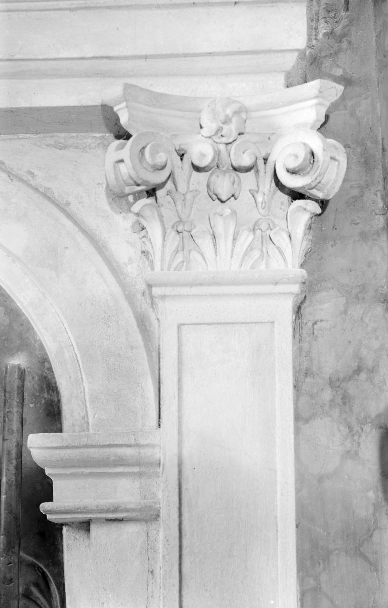 Katedra pw. Wniebowzięcia Najświętszej Marii Panny - wnętrze - kaplica M. Dzieżgowskiego. ściana południowa, nagrobek O. Krzyckiego - pilaster, skan 1