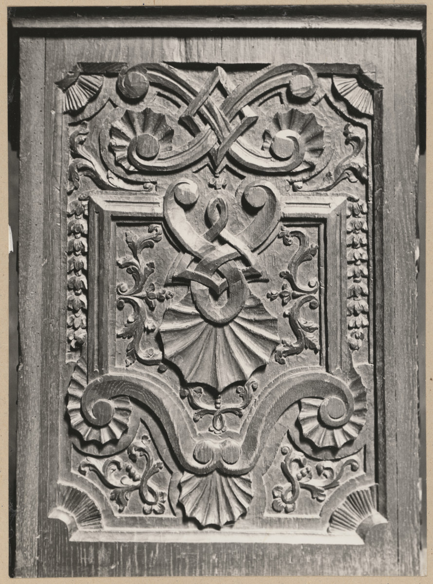 Kolegiata - wnętrze, stalle, fragment -  widok ornamentowanej płyciny

 , skan 1