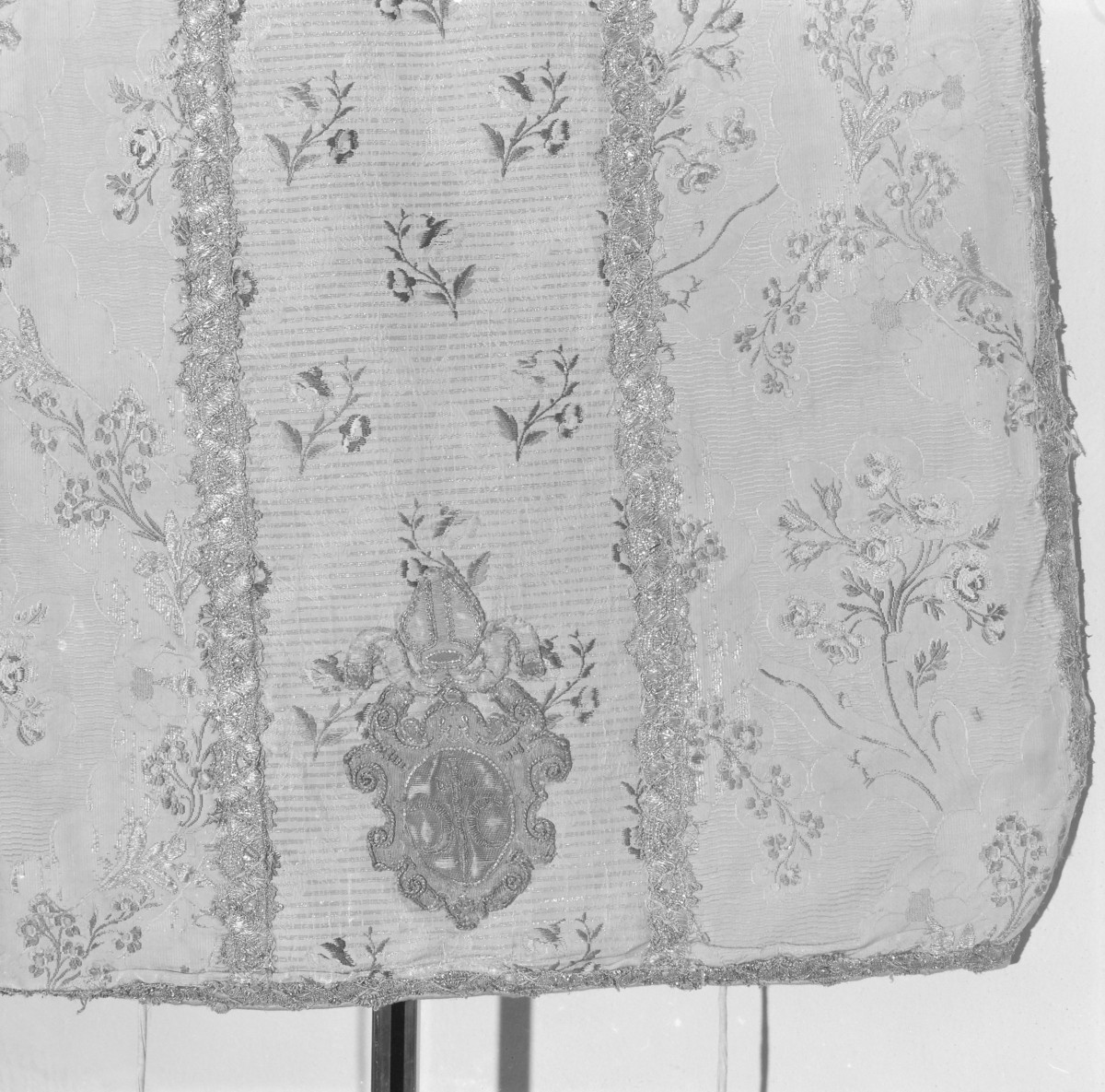 Kościół św. Karola Boromeusza - Ornat. Francja 1755 - 65. Dół ornatu, wzór tkaniny., skan 1