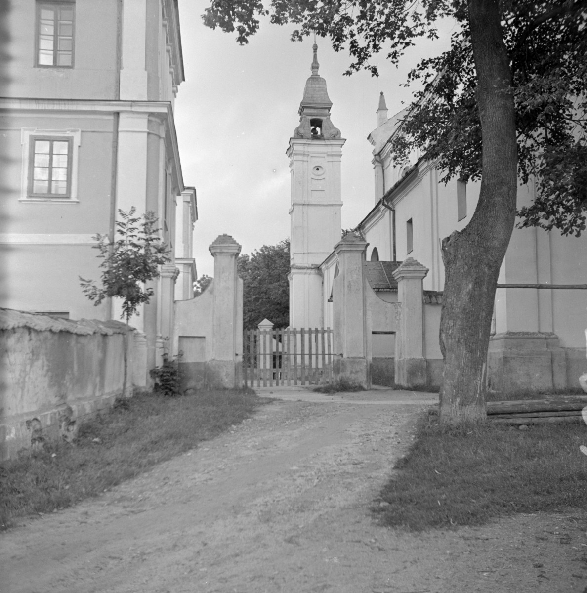 bazylika Mniejsza Świętej Trójcy i dawne seminarium - brama i wieża, skan 1