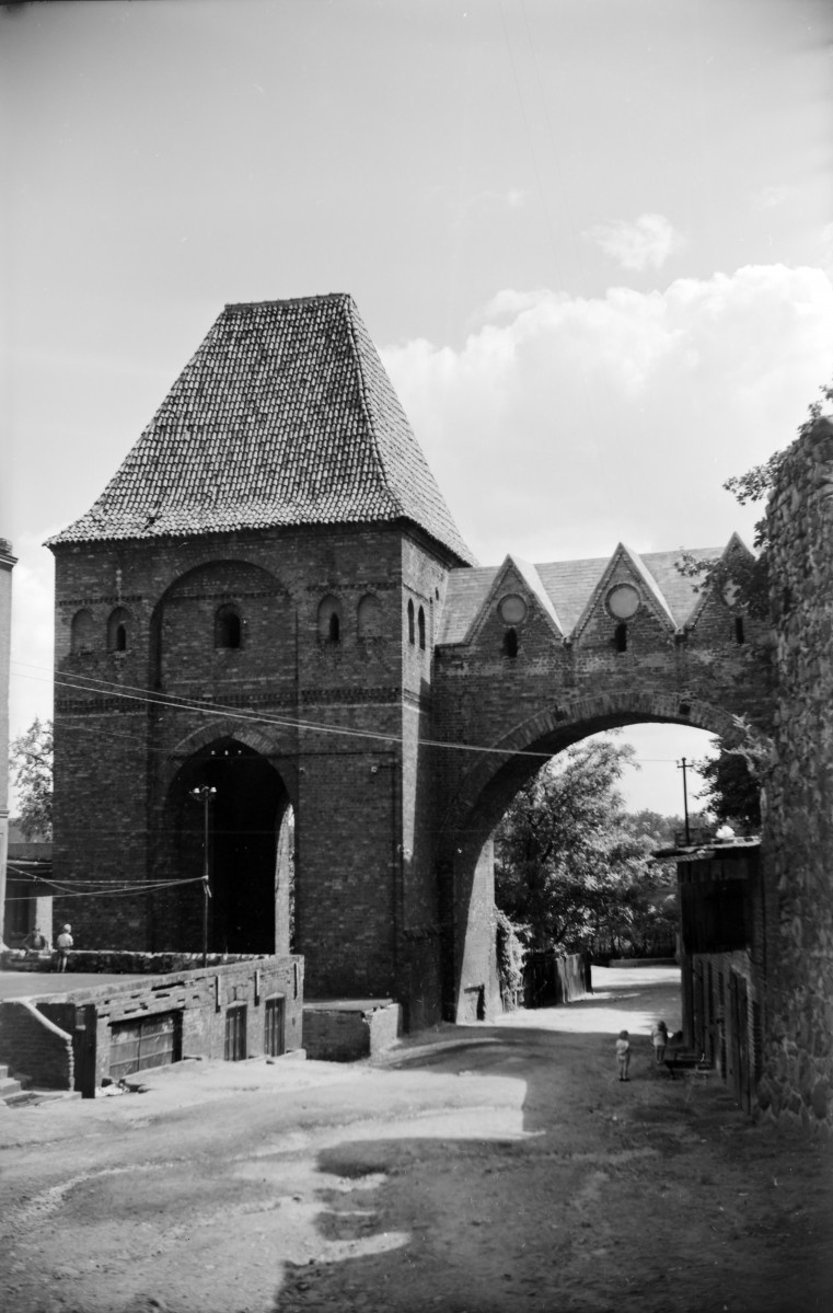 Zamek krzyżacki - fragment zamku krzyżackiego zburzonego przez mieszczan w 1454 r. ; Widok od północy wieży zwanej gdaniskiem, pełniącej funkcje sanitarne. , skan 1
