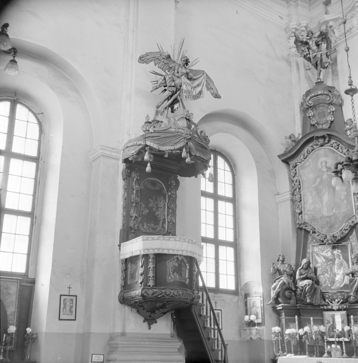 Kościół św. Franciszka Ksawerego - wnętrze: ambona i fragment ołtarzu bocznego, skan 1