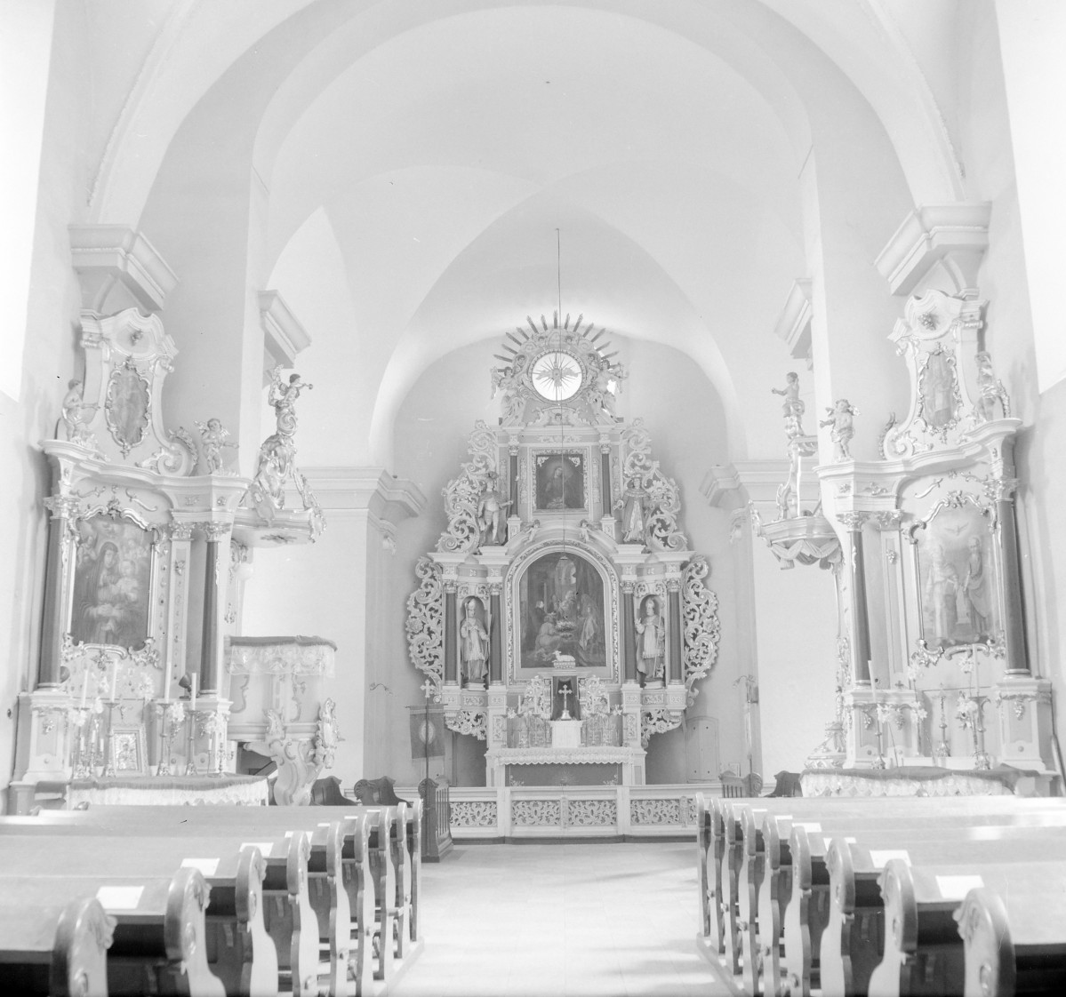 Kolegiata św. Apostołów Piotra i Pawła - wnętrze: prezbiterium i ołtarz główny z ołtarzami bocznymi, skan 1