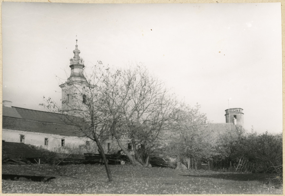 Zespół opactwa cystersów -  wieża Krakowska i budynki gospodarcze, widok od strony  zach. , skan 1