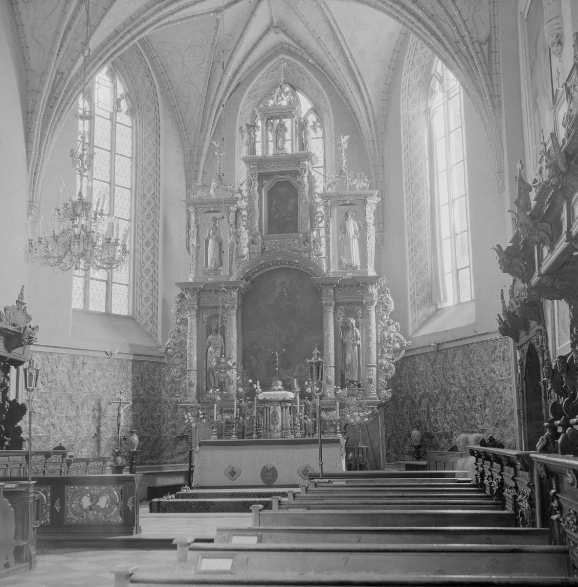 Kolegiata Kartuzka pw. Wniebowzięcia Najświętszej Maryi Panny - wnętrze: ołtarz główny, skan 1