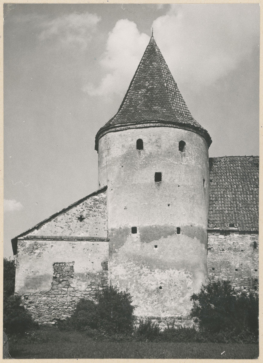 Zespół opactwa cystersów - widok  od  strony płd. - zach. na  wieżę Mauretańską i przyległe budynki gospodarcze, skan 1