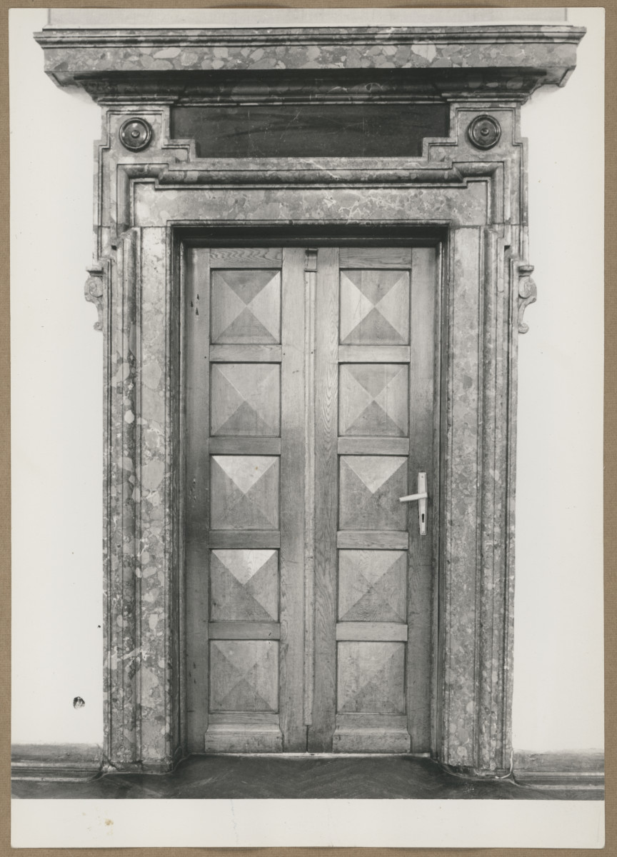 Pałac biskupów - wnętrze, d. sala jadalna, portal do sali wejściowej, skan 1