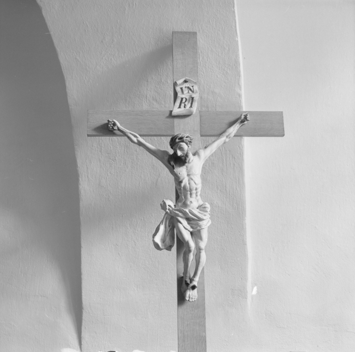 klasztor ss. Mniszek Benedyktynek - zbiory - krucyfiks z XVIII wieku, skan 1