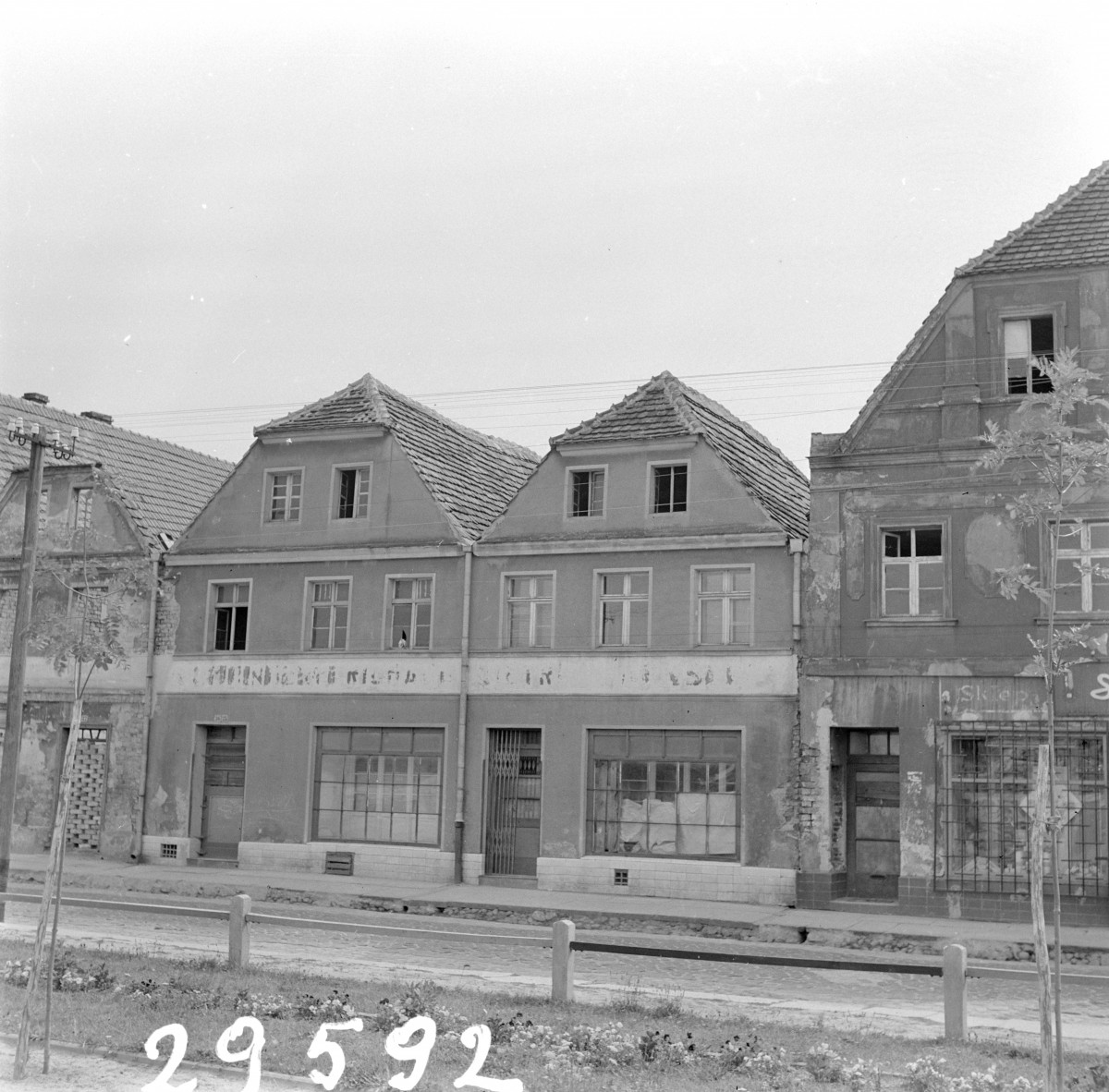 kamienice - elewacje frontowe, ulica, skan 1