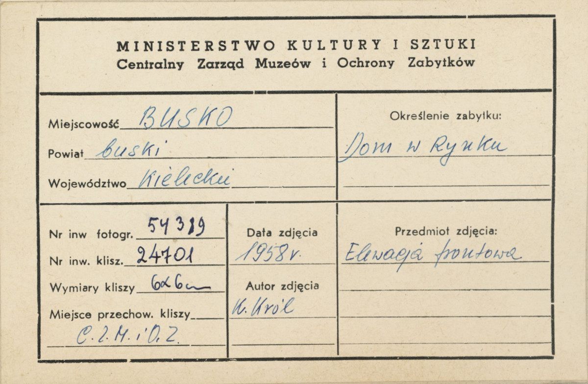 Dom w rynku - widok ogólny - metryczka, skan 1